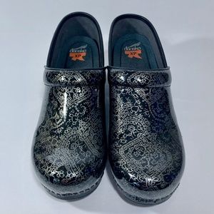 DANSKO Professional XP METALLIC SILVER Black Patent FLORAL PAISLEY 42 EU/11.5 US